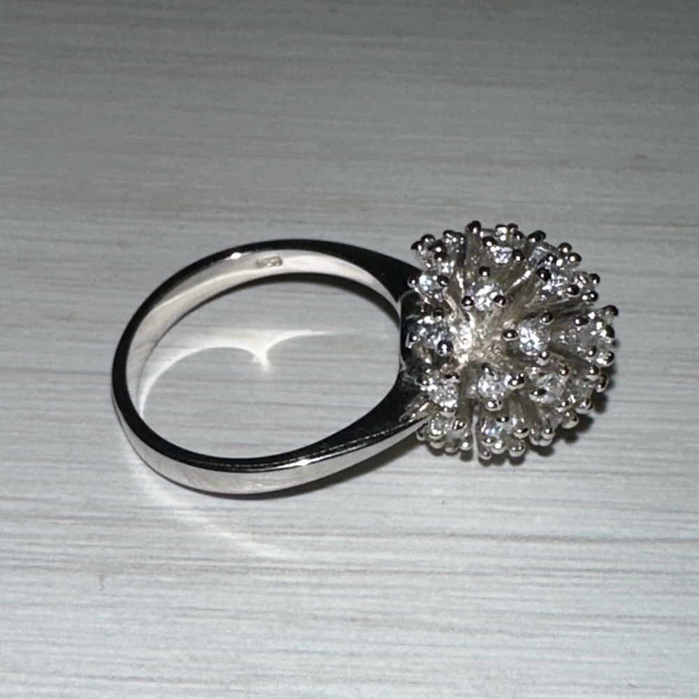 💍Beautiful Rhodium Plated sterling silver ring size 7